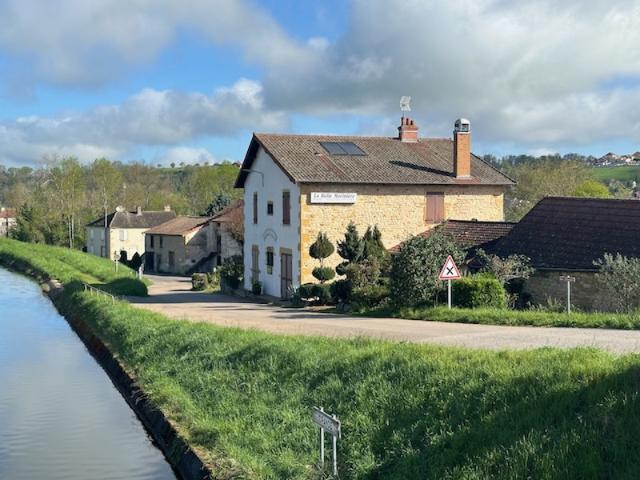 Ancien restaurant à rénover en bordure de Canal, ideal gite