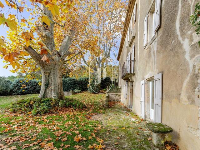 Ancienne bastide avec piscine annexes et terrain à vendre da. 750m² Lacoste