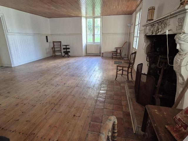 Ancienne bâtisse de caractère avec grange au coeur de Villeb