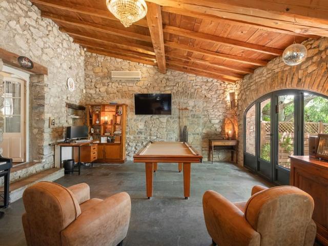 Ancienne Bergerie dans un bel environnement verdoyant. 343m² Montpellier