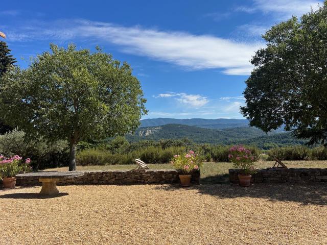 Ancienne bergerie en pierre entièrement restaurée à vendre à. 275m² Rustrel