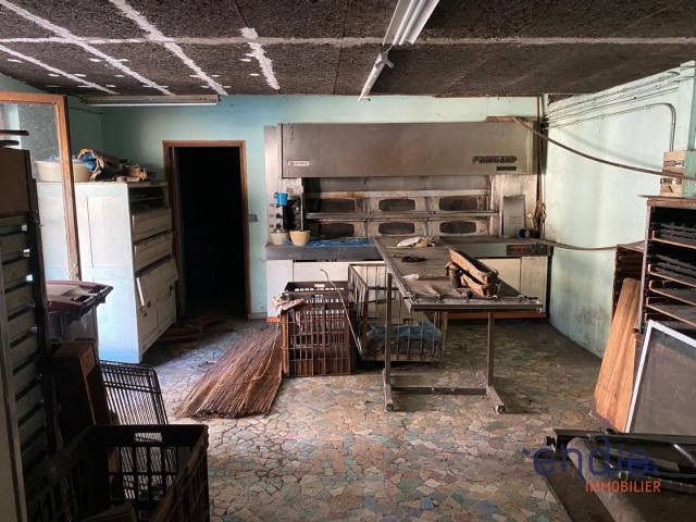 ANCIENNE BOULANGERIE A RENOVER A ST JEAN DE SAUVES
