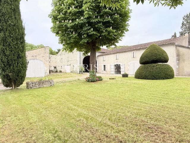 Ancienne distillerie de Cognac au cœur d’un beau village au. 440m² Cognac