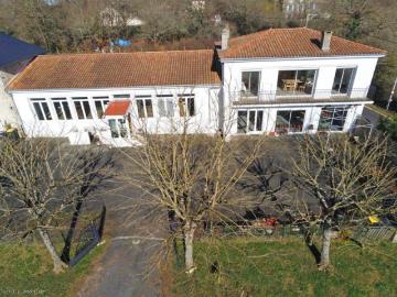 Ancienne école transformée en deux demeures interconnectées