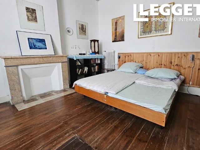 Ancienne école à usage d'habitation. Grand terrain avec préau et dépendance