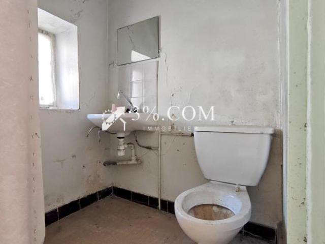 ANCIENNE ÉCOLE COMMUNALE de 152 m2 avec COUR, BEAU POTENTIEL