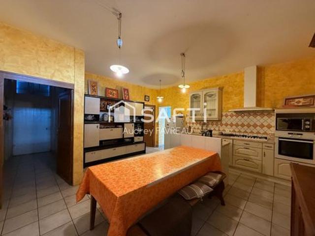 Ancienne école de 185m2, 4 chambres,jardin,garage