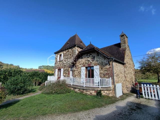 Ancienne et Magnifique Bâtisse en Pierres de 132 m2, située à Doissat 24170