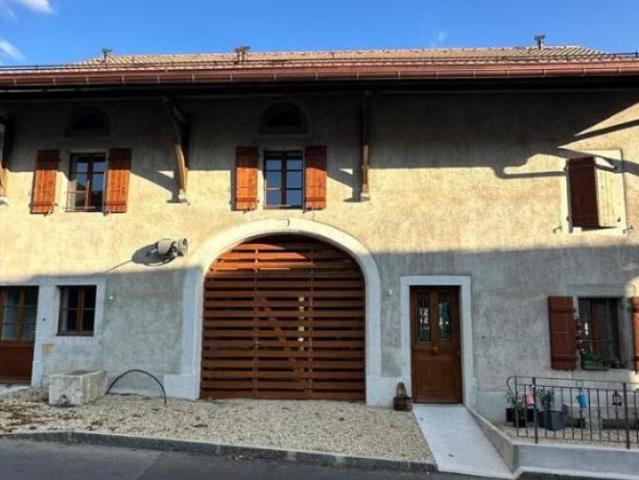 Ancienne ferme transformée en triplex de 6.5 pièces à Avusy