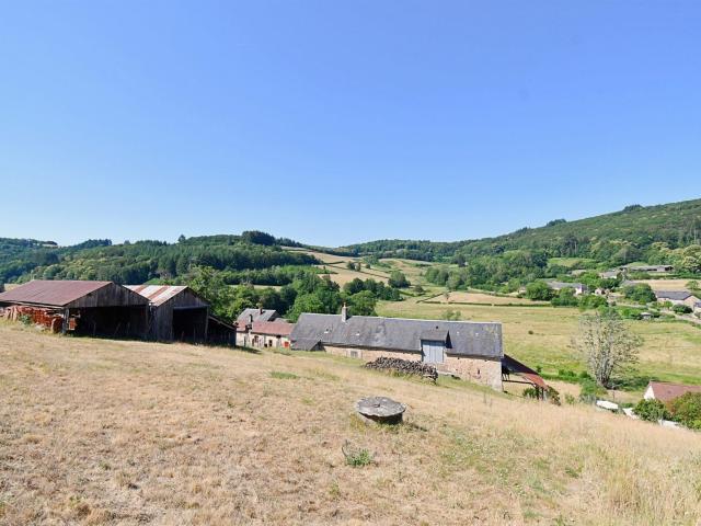 Ancienne ferme vue dégagée et nombreuses dépendances. 62m² Anost