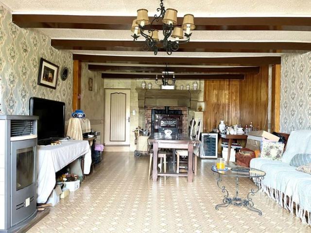 Ancienne ferme avec dépendances à vendre à
