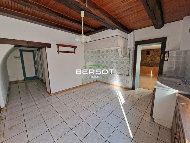 Ancienne ferme à Geneuille de 118 m2 avec garages et dépendances