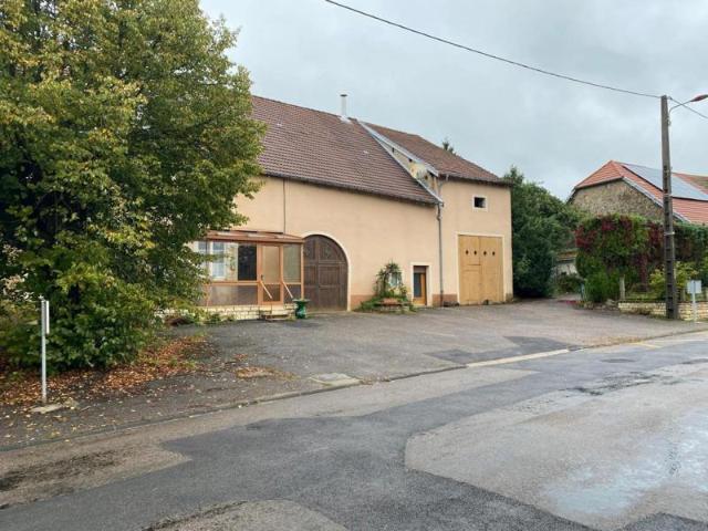 Ancienne ferme, avec de la place pour se garer devant