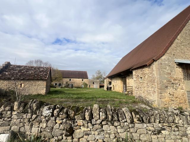Ancienne ferme avec dépendances cour et jardin