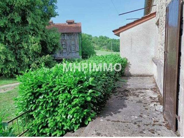ANCIENNE FERME AVEC DEPENDANCES VAREN