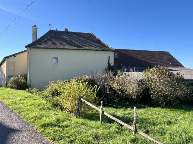 Ancienne ferme avec vue sur le bocage brionnais