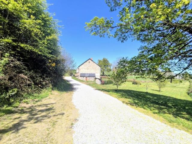 Ancienne ferme de 1892 – 3,4 HA – SOURCE – VUE PUY DE DÔME
