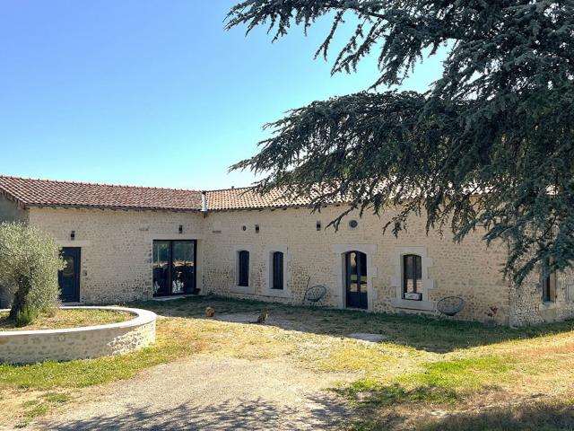 Ancienne ferme de caractère, entièrement rénovée, au coeur d. 230m² Berneuil