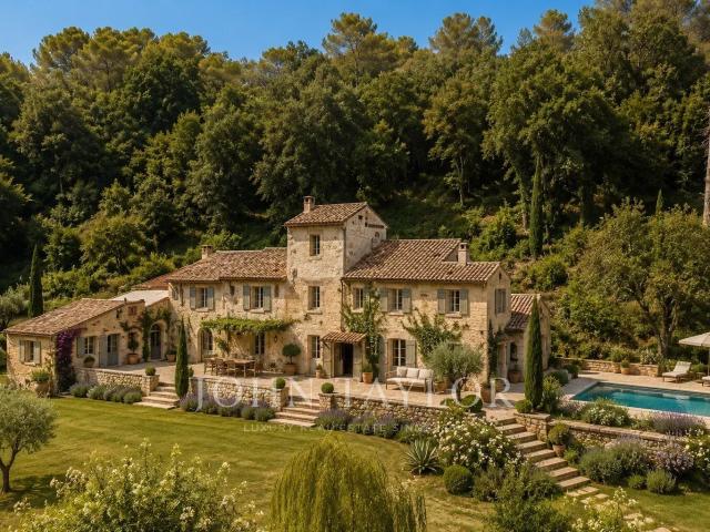 Ancienne ferme de maître du XVIIᵉ siècle projet de restaur. 490m² Saint Paul de Vence