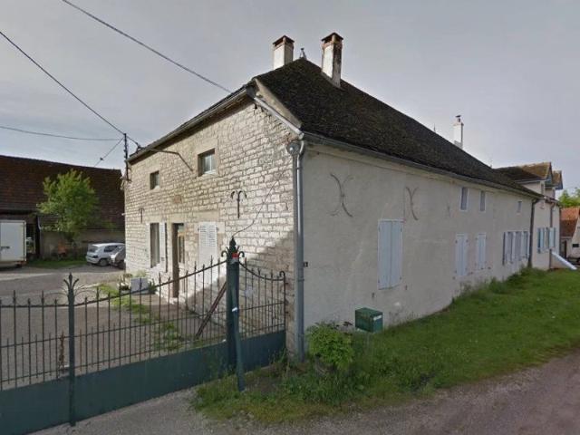 Ancienne ferme de plain pied avec terrain