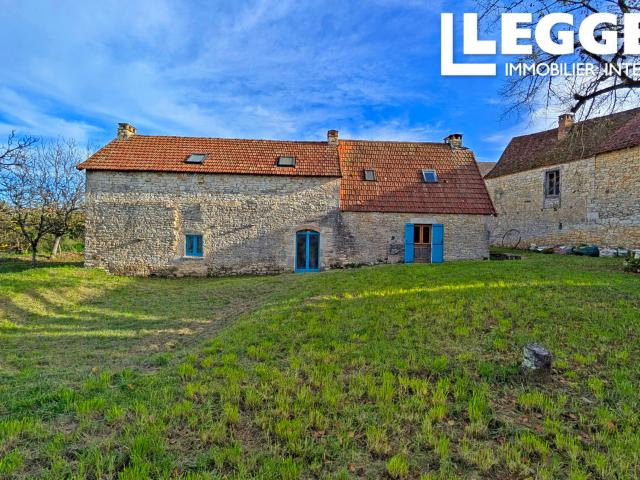 Ancienne ferme divisée en 2 maisons rénovées en partie avec grange, jardin et prairie, à l'orée d'un hameau
