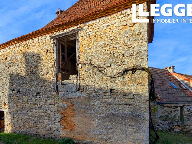 Ancienne ferme divisée en 2 maisons rénovées en partie avec grange, jardin et prairie, à l'orée d'un hameau
