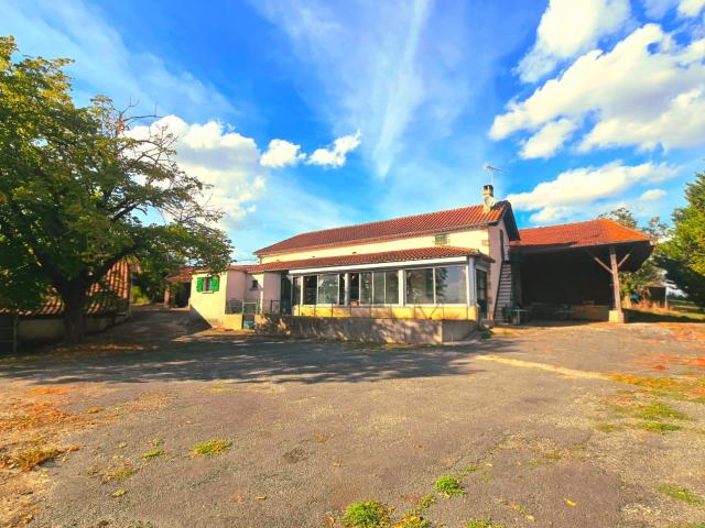 Ancienne ferme en pierre avec vue panoramique 6,5 hectares. 106m² Lédat