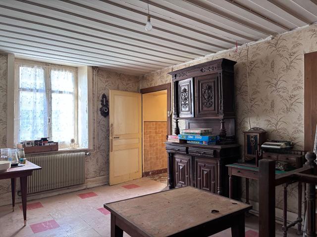 Ancienne ferme mitoyenne avec dépendances
