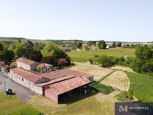 ANCIENNE FERME NOMBREUSES DÉPENDANCES SOURCES ET LAVOIR