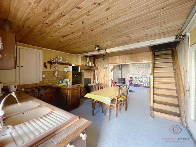 Ancienne ferme jurassienne à fort potentiel au cœur de la Région des Lacs !