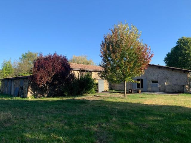 Ancienne ferme rénovée de 186 m2 avec diverses dépendances e. 186m² Pellegrue