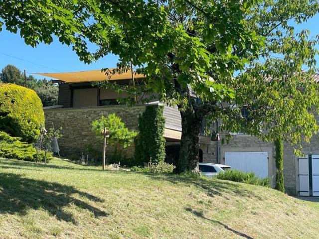 Ancienne ferme rénovée sur un domaine attenant de 12 hectares avec source, vue montagnes et potentiel multi habitation