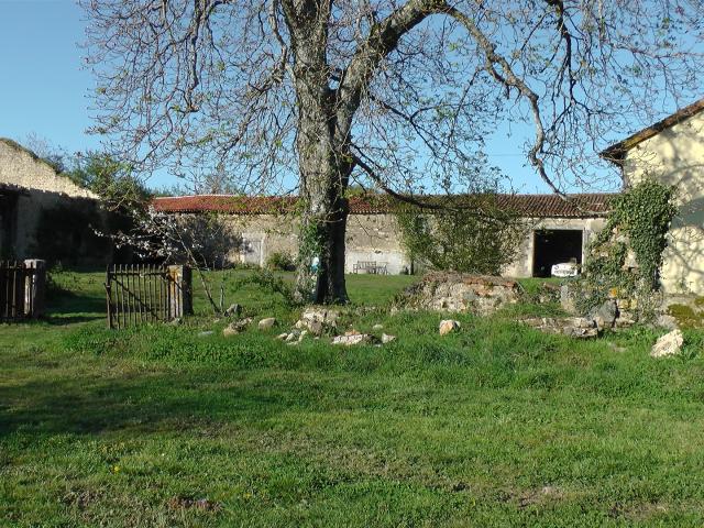 Ferme ancienne sur 10 hectares à la frontière du sud de la V. 112m² Luchapt