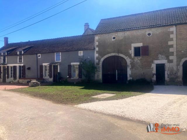 Ancienne fermette en pierres avec dépendances et puits