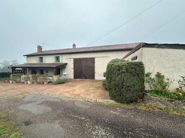 Ancienne fermette et dépendances. Au calme. 100m² Melay