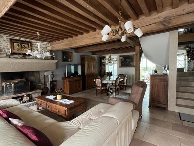 Ancienne fermette parfaitement rénovée sur 4 290 m² bordé par une rivière