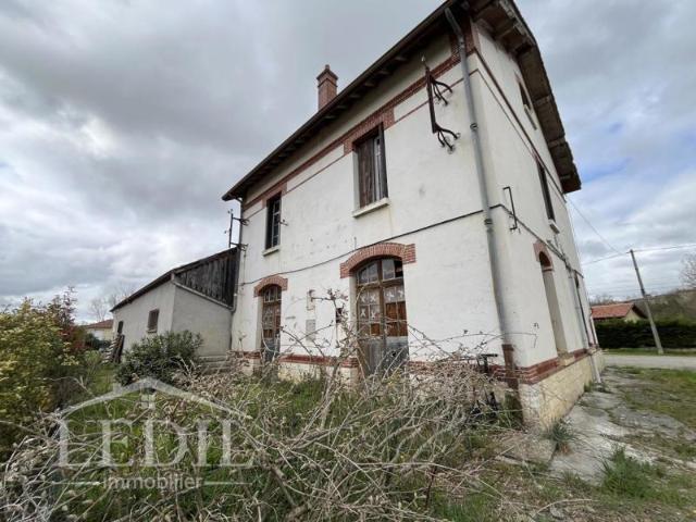 Ancienne gare à restaurer avec extérieur