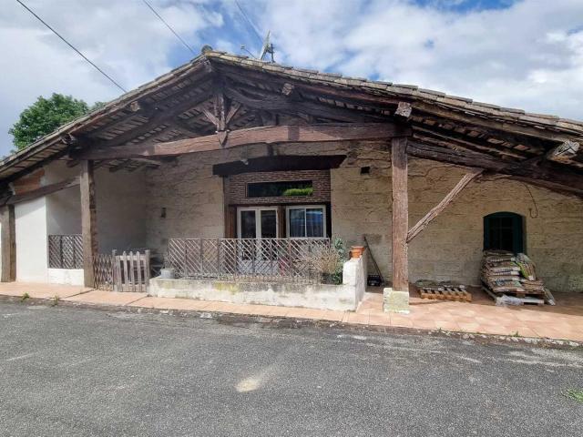 Ancienne grange convertie en Habitation dans un hameau paisi. 110m² Perville