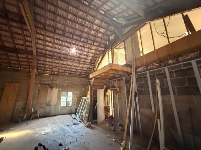 Ancienne grange à finir de restaurer 140m², 4 chambres, sur 1,2 hectares de terrain, 79 000