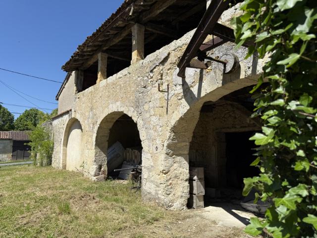 Ancienne grange avec dépendance à rénover et jardin, dans le