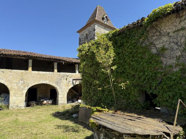 Ancienne grange avec dépendance à rénover et jardin, dans le