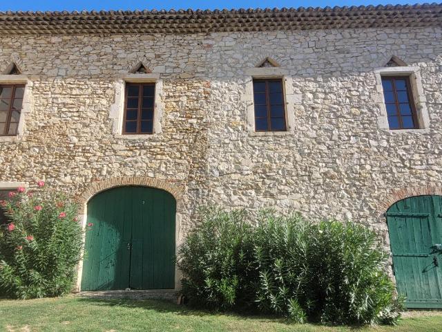Ancienne Magnanerie avec nombreuses dépendances sur un terra. 215m² Montélimar