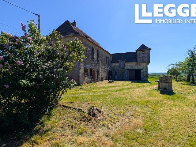 Ancienne maison de maître avec une prairie, située juste en dehors d'un petit village avec vue