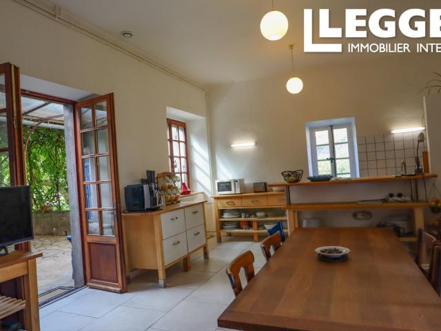 Ancienne maison de maître en pierre rénovée dans un joli village