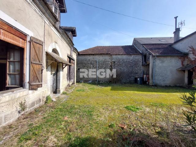 ANCIENNE MAISON DE VILLAGE A RESTAURER