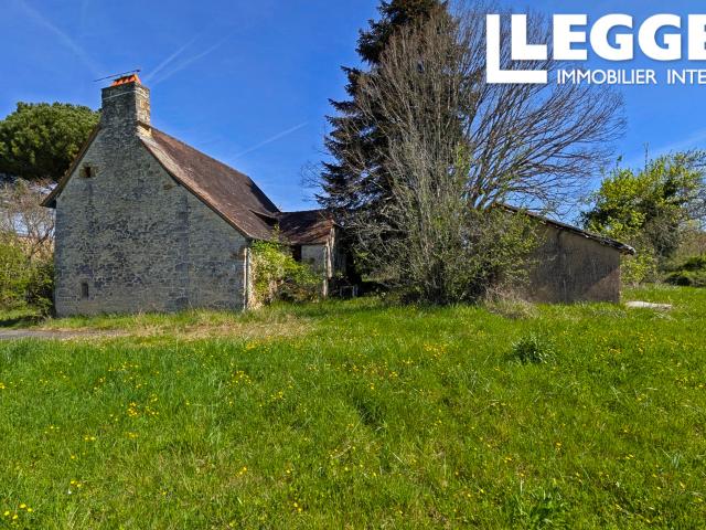 Ancienne maison en pierre de 3 chambres, présentant des éléments du XVIe siècle avec prairie
