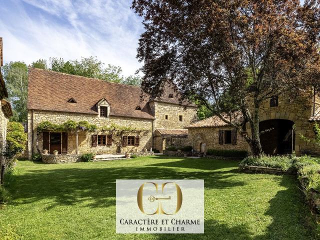 Ancienne métairie du XVIIIe siècle sur 15 hectares. Gîtes. P. 282m² Sarlat la Canéda