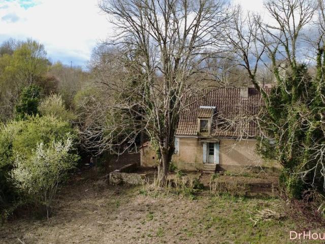 Ancienne périgourdine avec grange, puits et terrain de 14 365 m²