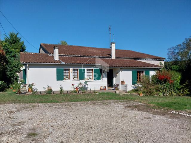 Ancienne propriété agricole sur 9 ha avec deux maisons, étang.