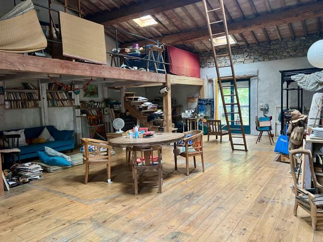 Ancienne remise aménagée type loft de 194m2 environ aux volu. 175m² Serviès en Val